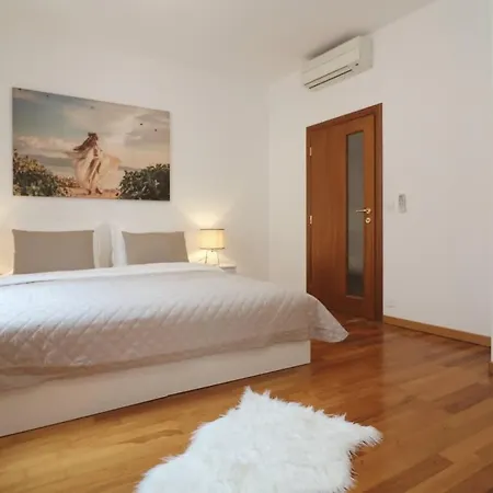Charming Apartment For 8 - Old Town Bratislava Apartment *
