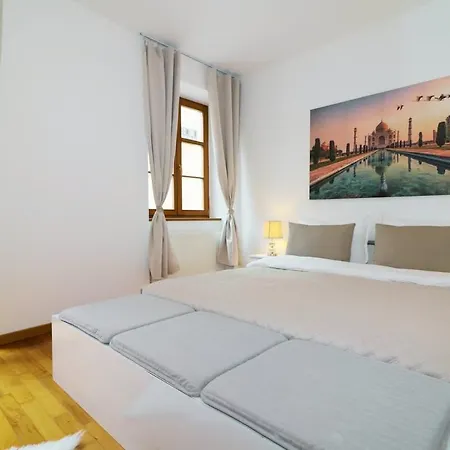 Charming Apartment For 8 - Old Town Bratislava *