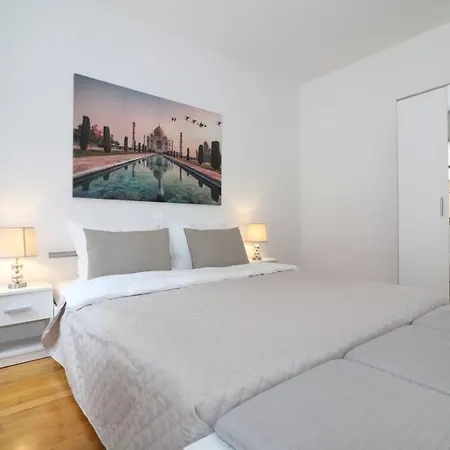 Charming Apartment For 8 - Old Town Bratislava
